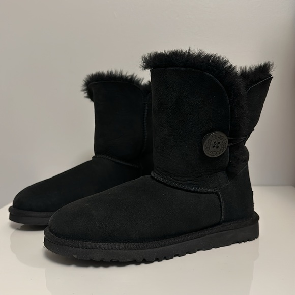 UGG Shoes - NWOT Ugg Bailey Button ll Black Boots S/N 5803 - Size 6